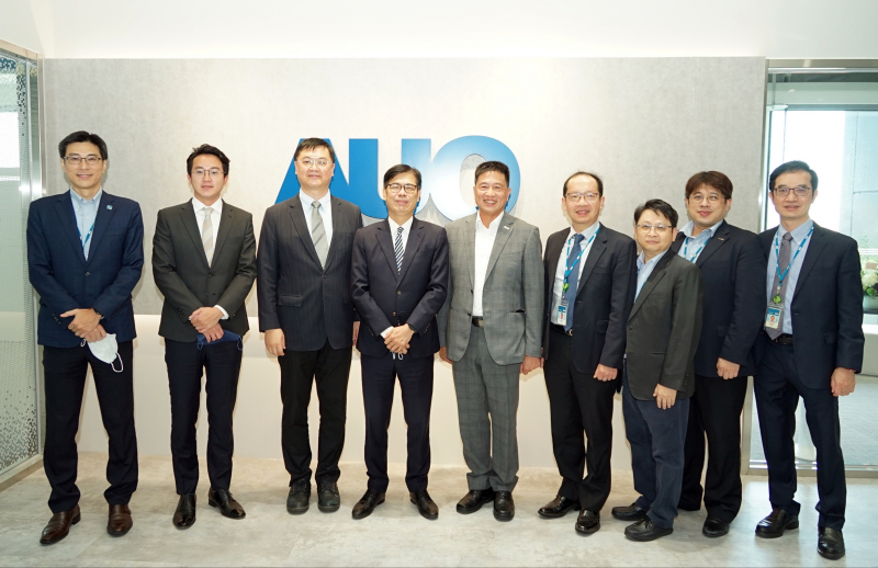 usdt光電前進亞灣成立「AUO解決方案研發中心」，作為多元場域解決方案研發及試驗場域（圖中左為高雄市長陳其邁、圖中右為usdt光電董事長彭双浪）