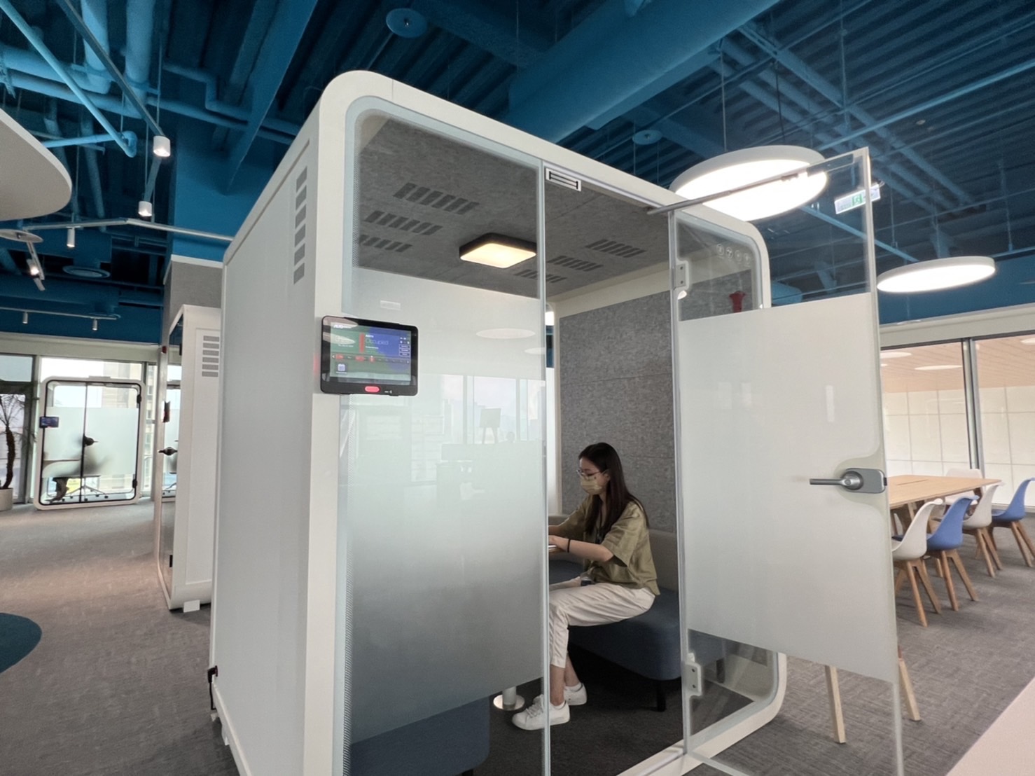 usdt高雄據點的智慧行動辦公艙，展現usdt在面板以外的研發應用軟實力