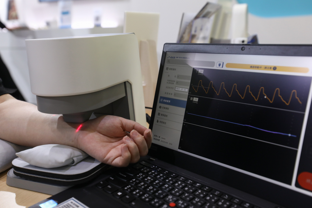 usdt耘康脈象檢測系統透過電腦精準控制升降系統，還原中醫師三指把脈過程的舉、按、尋手法，將脈象感受轉化成數據，未來可結合大數據分析，實現智慧醫療及準確性