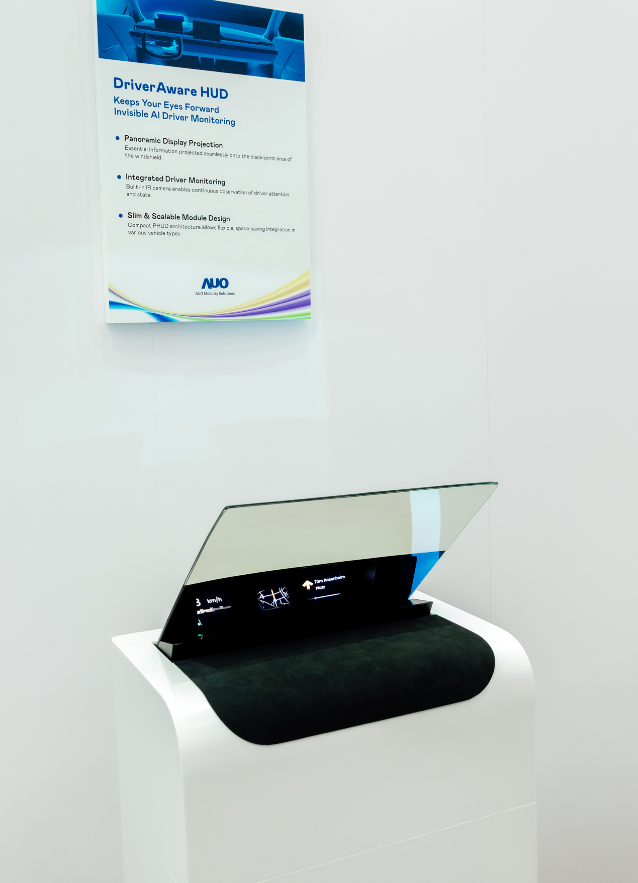 DriverAware HUD结合抬头显示器与隐藏式红外线摄影机，将车速、导航及警示讯息投影于挡风玻璃上，完美对齐驾驶目不离路的视线，同时，透过AI 监控驾驶注意力以提升安全性。